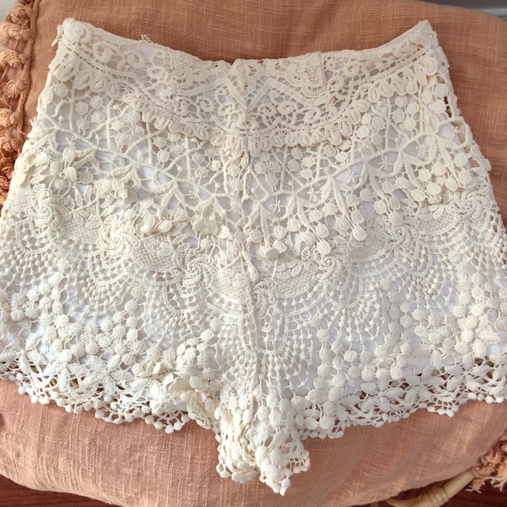 URBAN OUTFITTERS / KIMCHI BLUE crochet shorts